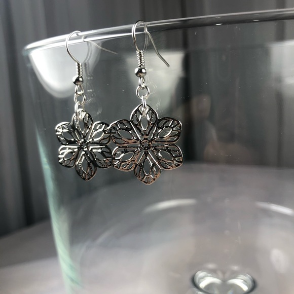 🌿 2/$20 Silver Flower Earrings - Picture 4 of 6